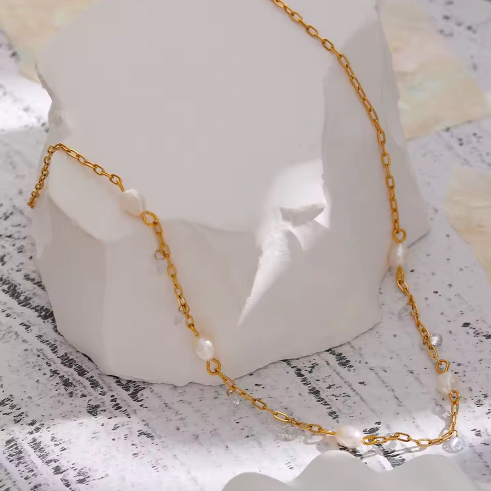 NWOT Elegant Gold and Pearl Necklace